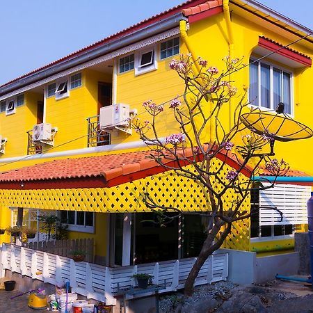 Rak Ban Kerd House Hotell Koh Si Chang Rum bild