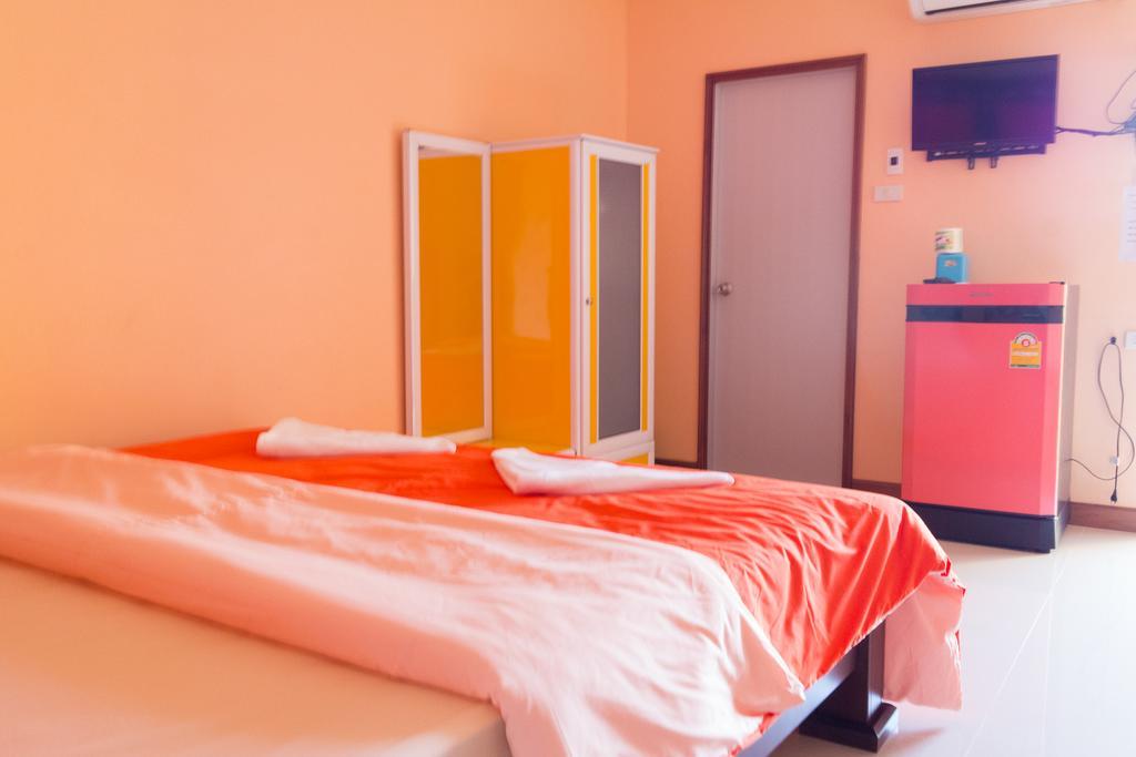 Rak Ban Kerd House Hotell Koh Si Chang Rum bild