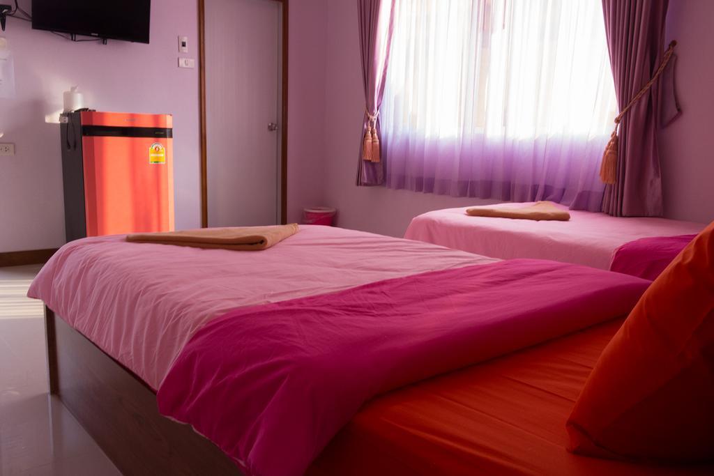 Rak Ban Kerd House Hotell Koh Si Chang Rum bild
