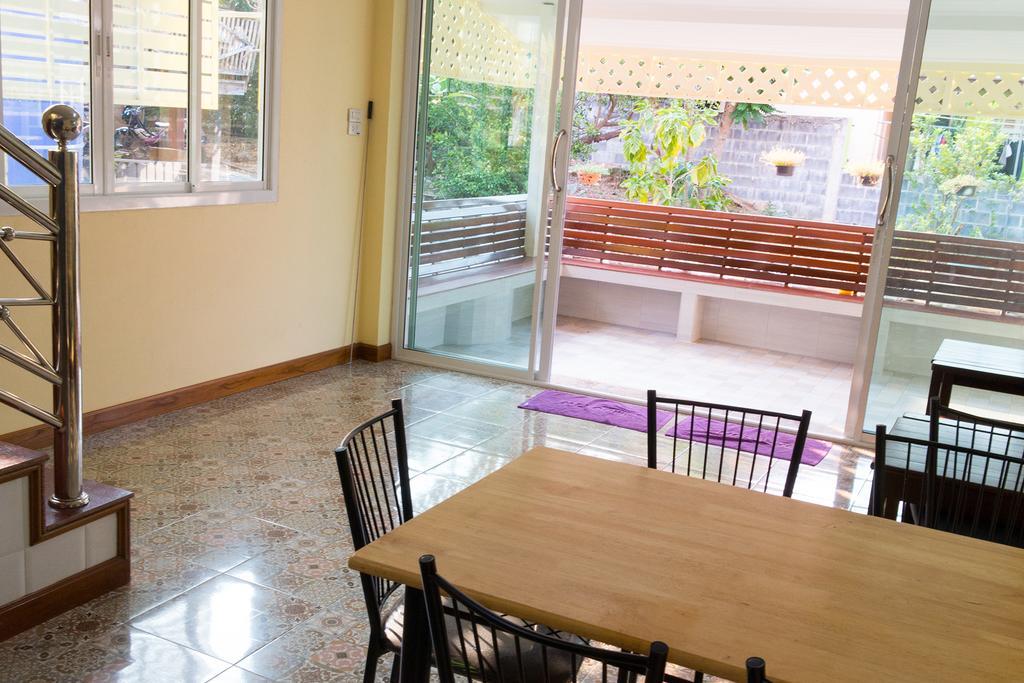 Rak Ban Kerd House Hotell Koh Si Chang Rum bild